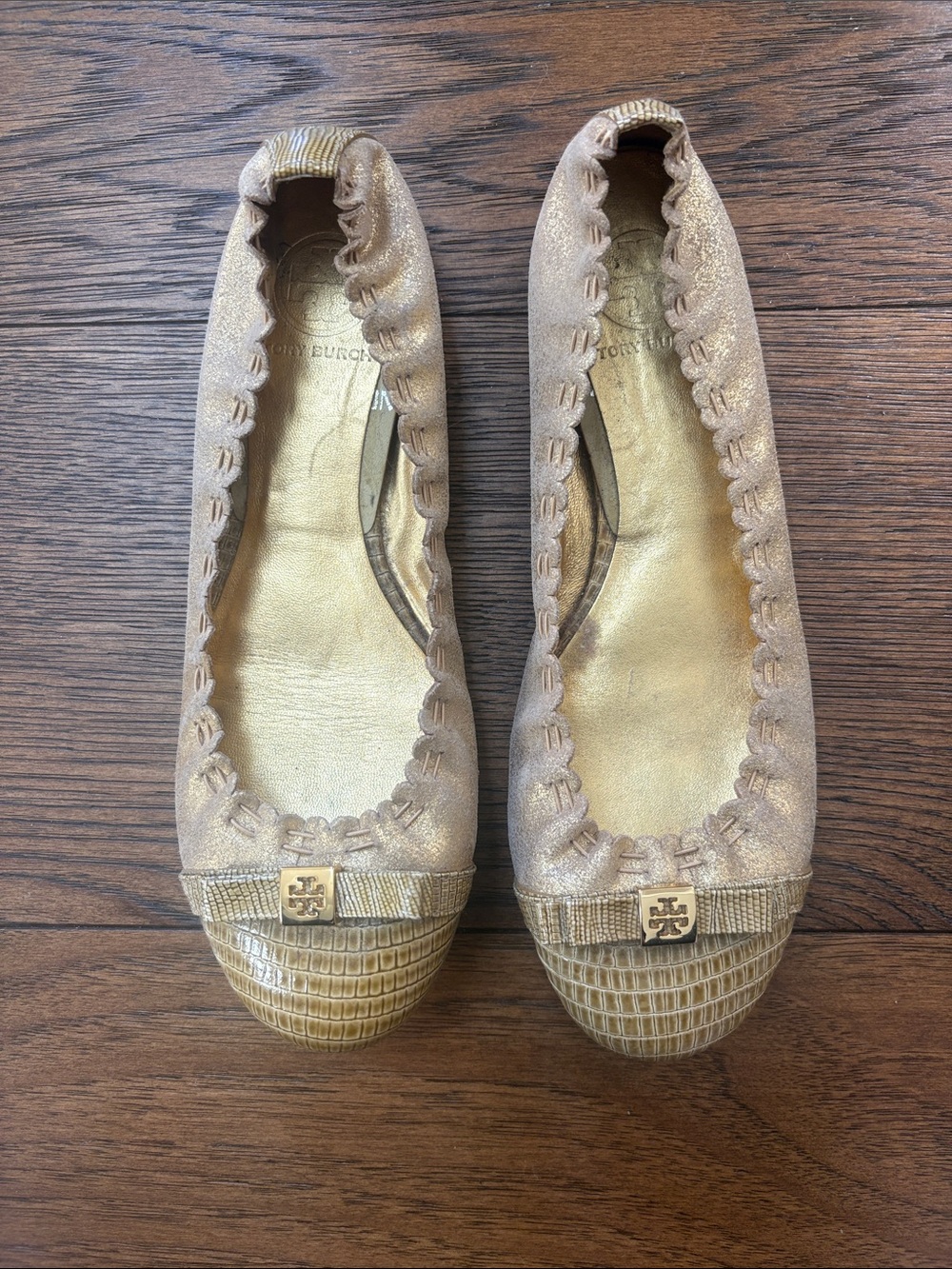 Tory Burch Metallic Gold Scalloped Ballet Flats with Logo Cap Toe - Picture 1 of 6